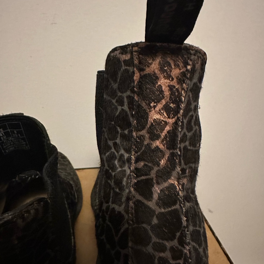 Dr. Martens Black Gray Giraffe-Print Chelsea Ankle Boots - Picture 8 of 12